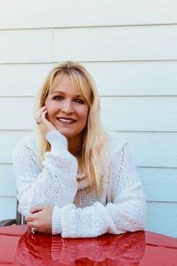 Portrait photo of Shelley Grant